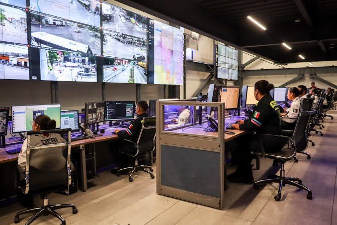 El día de hoy, la #ComisiónEjecutivaCCE fue recibida para su sesión mensual en el <a href="/DERI_PUEBLA/">DERI</a> por la Secretaria <a href="/CruzGConsuelo/">María del Consuelo Cruz Galindo</a> de la <a href="/SSC_Pue/">SSC Puebla</a> 

Además de revisar los temas de nuestra #AgendaEmpresarial conocimos las extraordinarias instalaciones del #DERI, el trabajo que en