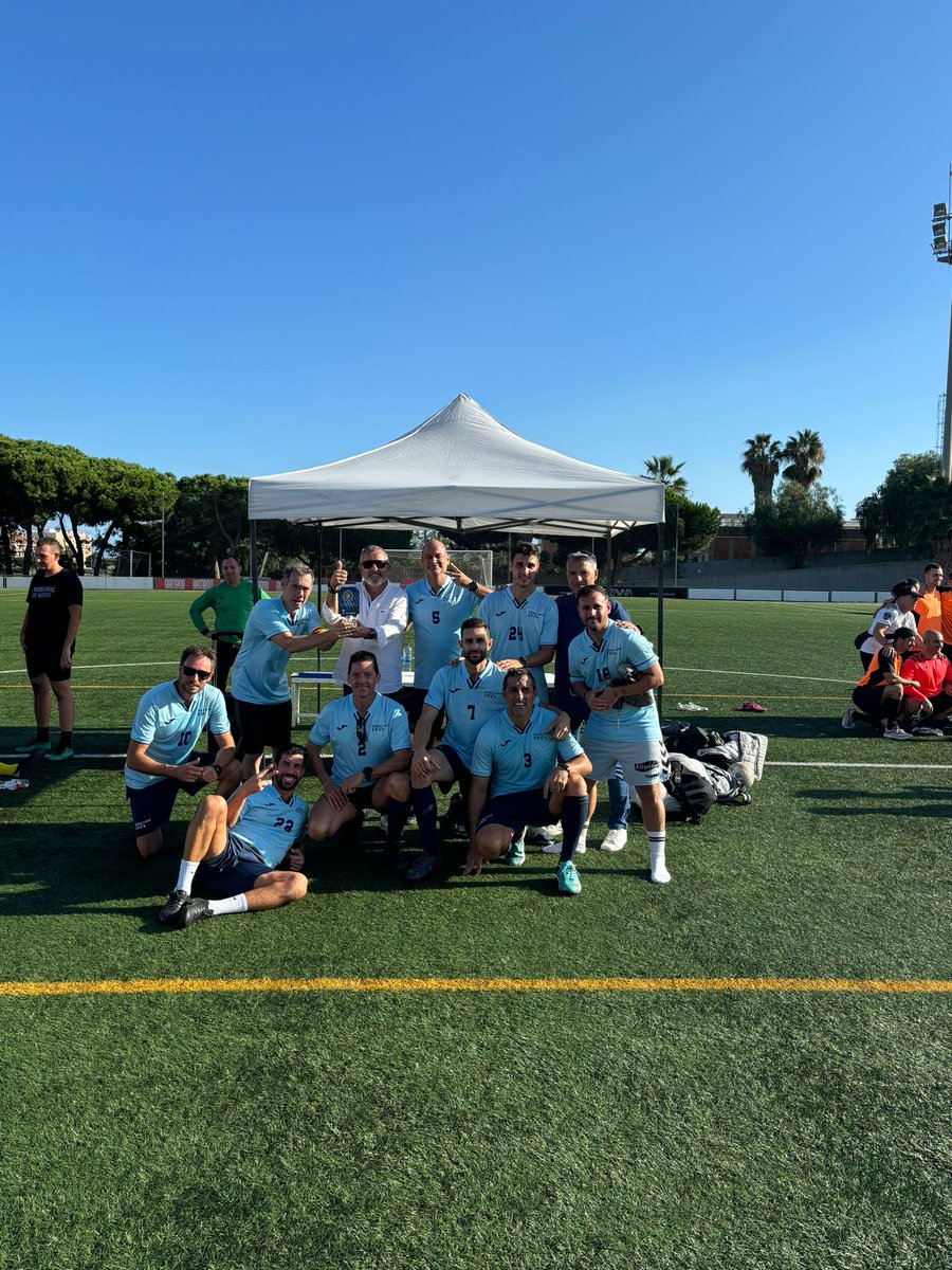PLPinedadeMar's tweet photo. Ahir es va celebrar pel patró de la Policia Local un torneig solidari de futbol 7 de recollida d'aliments, es va organitzar conjuntament amb la  Creu Roja i van participar les Policies Locals de Malgrat de Mar, Blanes i Mataró. Bona feina companys.
#informaPLPinedadeMar https://t.co/iAynllNLHN