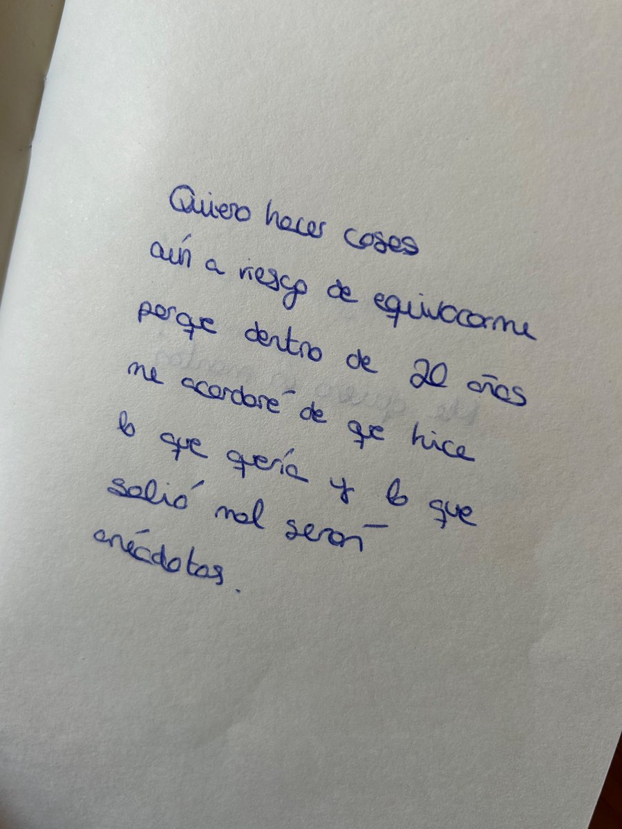 Sigo escribiendo en mi cuaderno de frases sueltas.