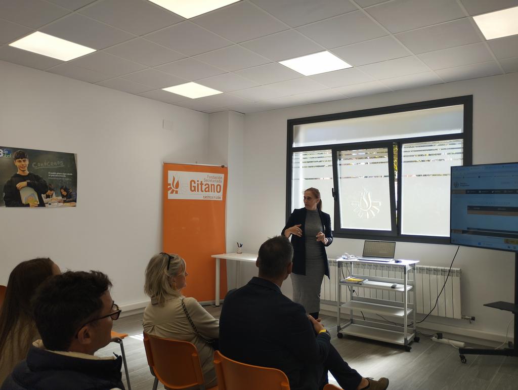 gitanos_org_CYL's tweet photo. ⏰Ya ha comenzado el acto de Clausura del Programa #AprenderTrabajando en #Burgos.
🟠¡No te pierdas nada!
@garantia_juv @FundlaCaixa @empleogob @gitanos_org
@jcyl #FondosEuropeos @empleojcyl https://t.co/juDbfw934I