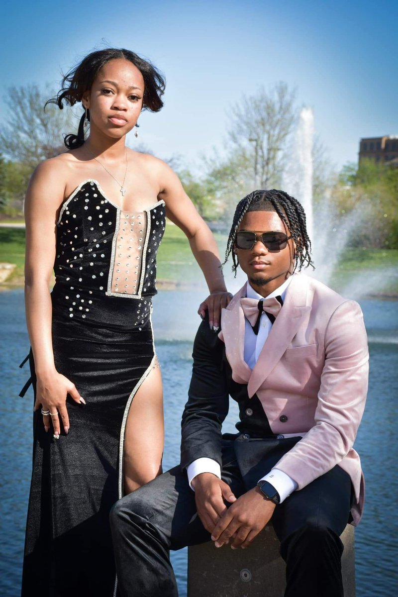 SMH_ATELIER's tweet image. "Rocking a two-tone custom cashmere velvet suit: because why settle for just one shade of 'wow' when you can have two? 😎✨ #DoubleTheWow #VelvetVibes #SeanMHortonAtelier"