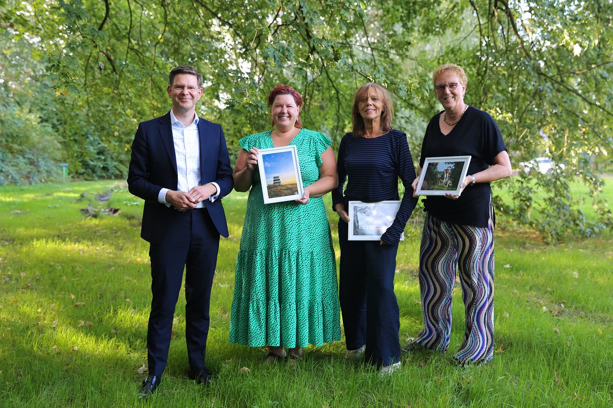✨ De winnaars van de fotowedstrijd 'Dit is Ooststellingwerf' zijn bekend! 📸
Gefeliciteerd Ellen, Anne en Femia🎉 Zij namen vorige week hun prijs in ontvangst van burgemeester Jack Werkman. Hun prachtige foto’s krijgen een plekje in het gemeentemagazine van 2024-2025.