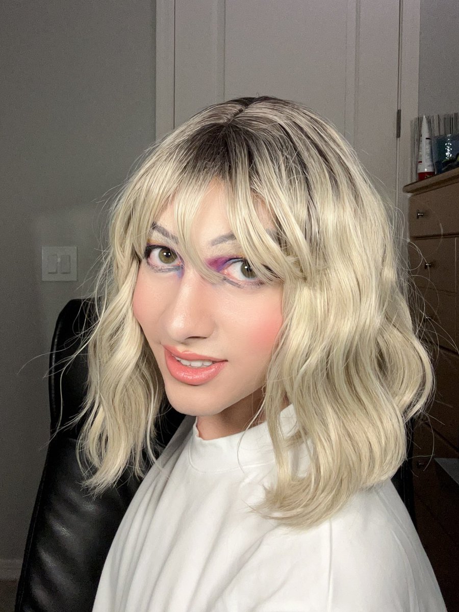 Hello! Welcome to my page 😊. I like to dress up as my favorite anime and video game characters. I also am in to other things like art, music, and graphic design. Please stick around if you will 😘