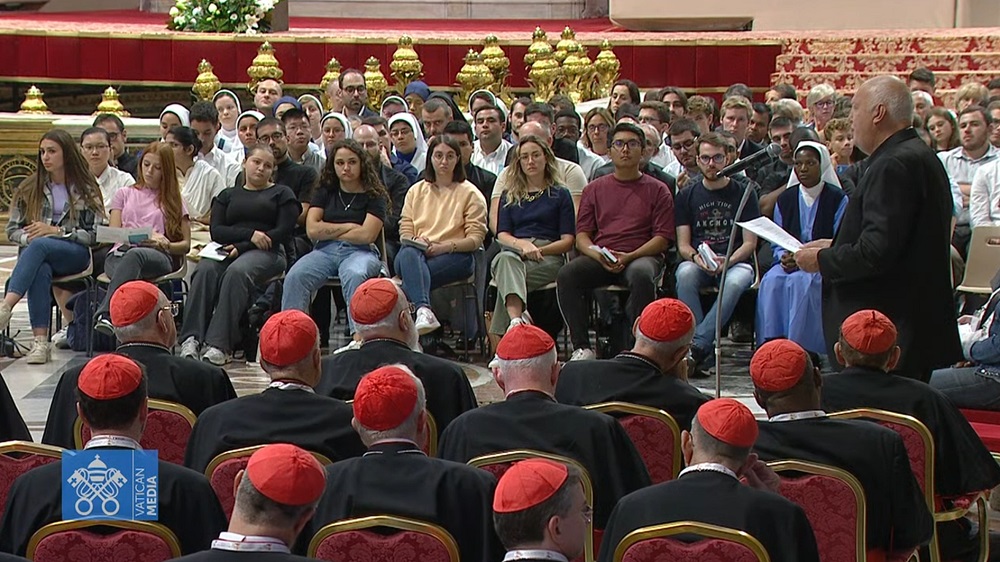 JuergenErbacher's tweet photo. Bußgottesdienst am Vorabend der Weltsynode.  Mit dem Südafrikaner Laurence spricht erstmals ein Betroffener von sexuellem Missbrauch öffentlich im #Petersdom, schildert sein Schicksal, klagt Vertuschung + zögerliches Handeln der Kirche an. #pontifex_de #PapstFranziskus @synod_va https://t.co/ozAWMSSX5H