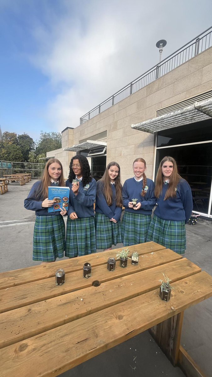 GCMN_MhaighNuad's tweet photo. Rinne Bl3 plé ar ithir le cúpla seachtain anuas, agus bhí deis ag scoláirí a gcuid próifílí ithreacha féin a dhearadh. Bhain siad an-sult as! The students in Bl3 have been learning about soil profiles over the last few weeks, and got the opportunity to create their own. #gcmn https://t.co/14rDanvgH0