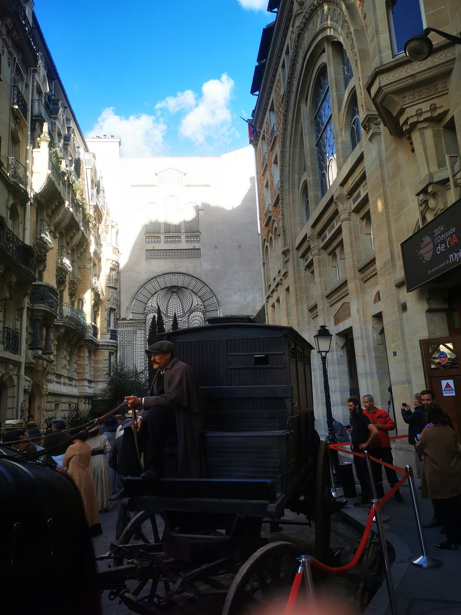 #lOdysseedelIA. En place pour faire le point sur les dernières technologies et leurs évolutions. Un événement du média <a href="/lopinion_fr/">l'Opinion</a>
Ps. amusant vu le thème de devoir passer pour accéder au Théâtre de la tour 🗼 entre les acteurs, actrices du tournage de  #parispolice1910 :)