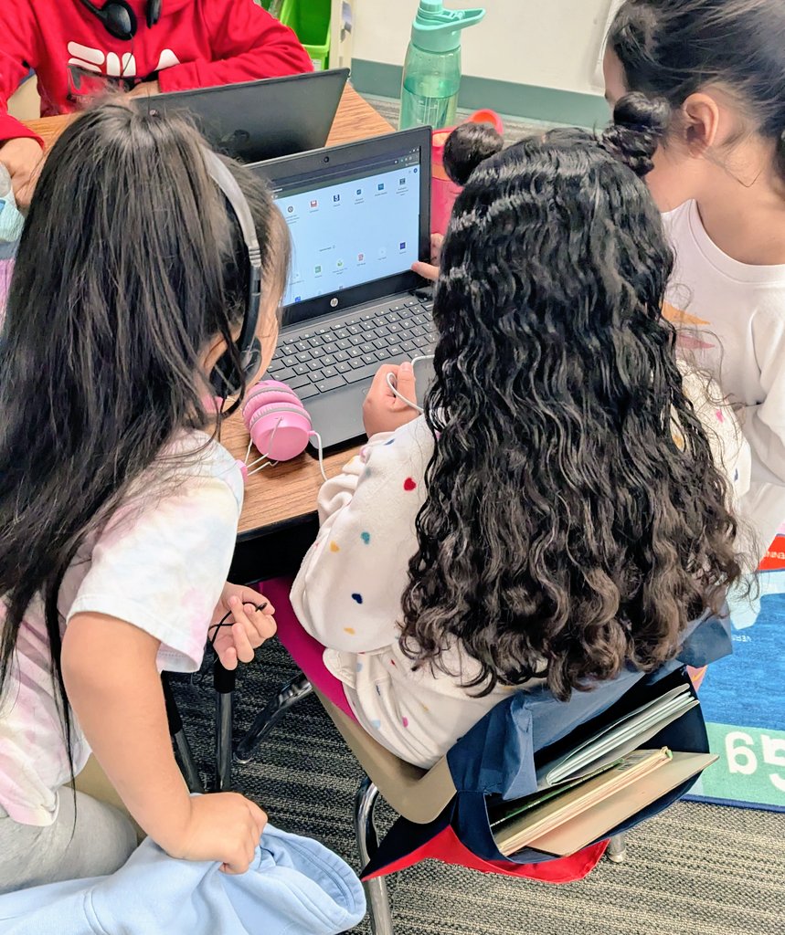 Rockwall_ITS's tweet photo. Our @jonesrisd 2nd graders in Ms. Chalambaga's class are mastering the Spanish keyboard on Chromebooks! 🎉 It's amazing to see them navigate technology to enhance the bilingual learning experience. #iloverockwallisd #edtech 🌍 #BilingualEducation #TechInTheClassroom #Chromebooks https://t.co/9HkfpZTyIO