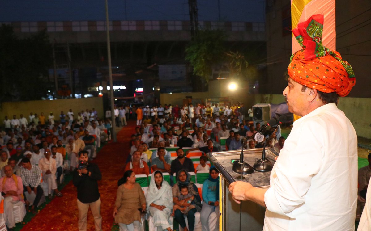 Rao Narbir Singh (@raonarbir) on Twitter photo рдирд╛ рдХреЛрдИ рдЭреВрдареЗ рдЖрд╢реНрд╡рд╛рд╕рди, рдирд╛ рд╣реА рдЭреВрдареЗ рд╡рд╛рджреЗ,
рдмрд╕ рдЬрдирд╣рд┐рдд рдХреА рднрд╛рд╡рдирд╛ рдФрд░ рдордЬрдмреВрдд рдЗрд░рд╛рджреЗ!!
рдЖрдЬ рдмрд╛рджрд╢рд╛рд╣рдкреБрд░ рд╡рд┐рдзрд╛рдирд╕рднрд╛ рдХреНрд╖реЗрддреНрд░ рдХреЗ рдЭрд╛рдбрд╝рд╕рд╛, рдмрд╛рджрд╢рд╛рд╣рдкреБрд░ (рдпрд╛рджрд╡ рдзрд░реНрдорд╢рд╛рд▓рд╛), рдмрд╛рджрд╢рд╛рд╣рдкреБрд░ (рдирд╛рдпрд╡рд╛рд╕реА рдврд╛рдгреА) рдореЗрдВ рдЖрдпреЛрдЬрд┐рдд рдЬрдирд╕рдВрдкрд░реНрдХ рдЕрднрд┐рдпрд╛рди рдореЗрдВ рдЖрдк рд╕рднреА рдХреЗ рдЕрдкрд╛рд░ рд╕реНрдиреЗрд╣ рд╡ рдЬрдирд╕рдорд░реНрдерди рдиреЗ рджрд░реНрд╢рд╛рдпрд╛ рдХрд┐ рдЬрдирддрд╛-рдЬрдирд╛рд░реНрджрди рдХреЛ рдорд╛рдирдиреАрдп рдкреНрд░рдзрд╛рдирдордВрддреНрд░реА рдирд╛ рдХреЛрдИ рдЭреВрдареЗ рдЖрд╢реНрд╡рд╛рд╕рди, рдирд╛ рд╣реА рдЭреВрдареЗ рд╡рд╛рджреЗ,
рдмрд╕ рдЬрдирд╣рд┐рдд рдХреА рднрд╛рд╡рдирд╛ рдФрд░ рдордЬрдмреВрдд рдЗрд░рд╛рджреЗ!!
рдЖрдЬ рдмрд╛рджрд╢рд╛рд╣рдкреБрд░ рд╡рд┐рдзрд╛рдирд╕рднрд╛ рдХреНрд╖реЗрддреНрд░ рдХреЗ рдЭрд╛рдбрд╝рд╕рд╛, рдмрд╛рджрд╢рд╛рд╣рдкреБрд░ (рдпрд╛рджрд╡ рдзрд░реНрдорд╢рд╛рд▓рд╛), рдмрд╛рджрд╢рд╛рд╣рдкреБрд░ (рдирд╛рдпрд╡рд╛рд╕реА рдврд╛рдгреА) рдореЗрдВ рдЖрдпреЛрдЬрд┐рдд рдЬрдирд╕рдВрдкрд░реНрдХ рдЕрднрд┐рдпрд╛рди рдореЗрдВ рдЖрдк рд╕рднреА рдХреЗ рдЕрдкрд╛рд░ рд╕реНрдиреЗрд╣ рд╡ рдЬрдирд╕рдорд░реНрдерди рдиреЗ рджрд░реНрд╢рд╛рдпрд╛ рдХрд┐ рдЬрдирддрд╛-рдЬрдирд╛рд░реНрджрди рдХреЛ рдорд╛рдирдиреАрдп рдкреНрд░рдзрд╛рдирдордВрддреНрд░реА