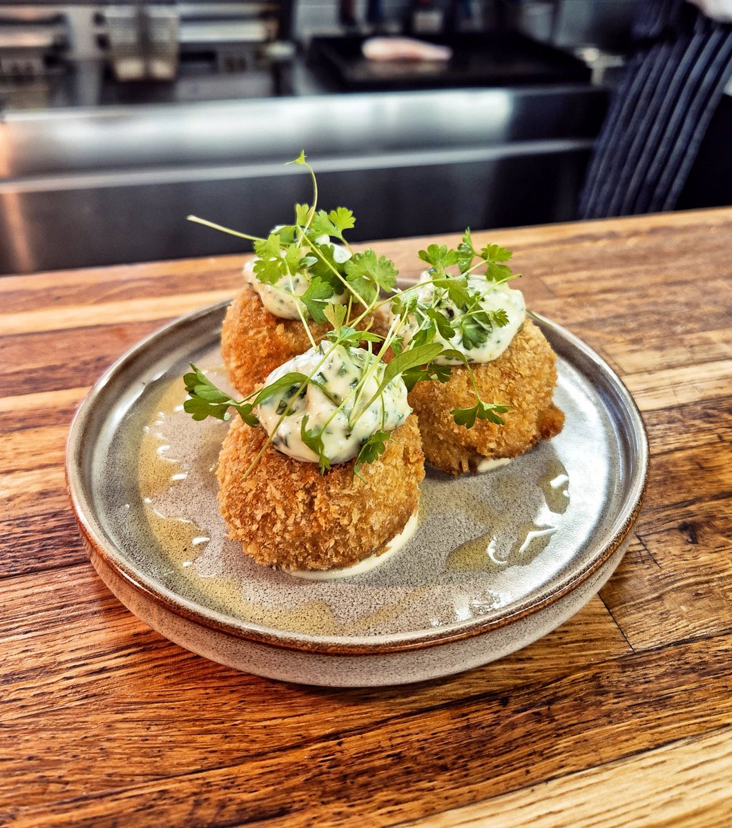 noahsbristol's tweet image. New on the starters line-up this week! Try our mixed shellfish plate with oysters, prawns and mussels or incredibly moreish Weymouth Bay crab cakes with fresh herb mayo - so good! 👀🦐🦀

#shellfishplate #crabcakes #noahsbristol