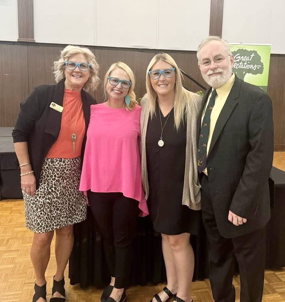 KatieKinder1's tweet photo. Love #keynoting for #greatexpectations @GreatExpOrg they are my people! #katiekinderfromokc #untoldteachingtruths #hallwayleadership https://t.co/Y7niezwSNe