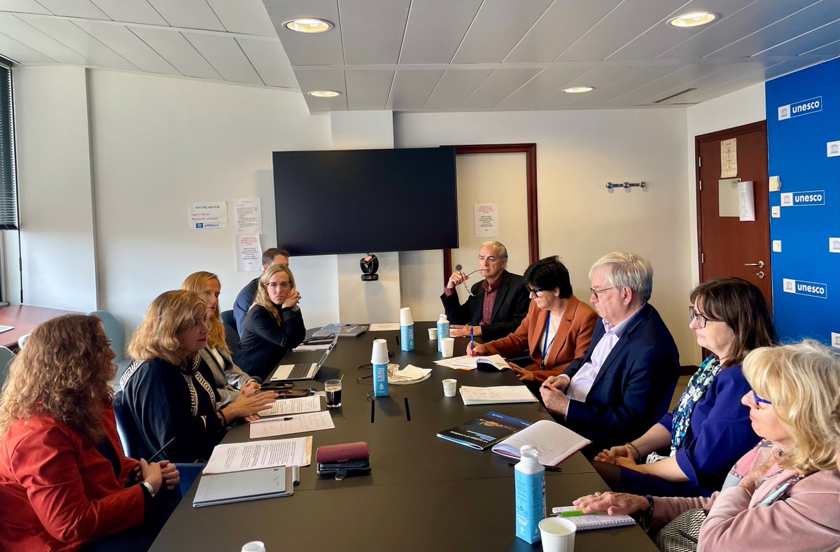De riches échanges à l'UNESCO avec le <a href="/SciChefQC/">Rémi Quirion</a> et les Sous-Directrices générales sciences sociales et humaines et sciences exactes et naturelles!

Éthique de l'IA et des neurotechnologies, science ouverte, développement du conseil scientifique: le Québec se démarque en science!