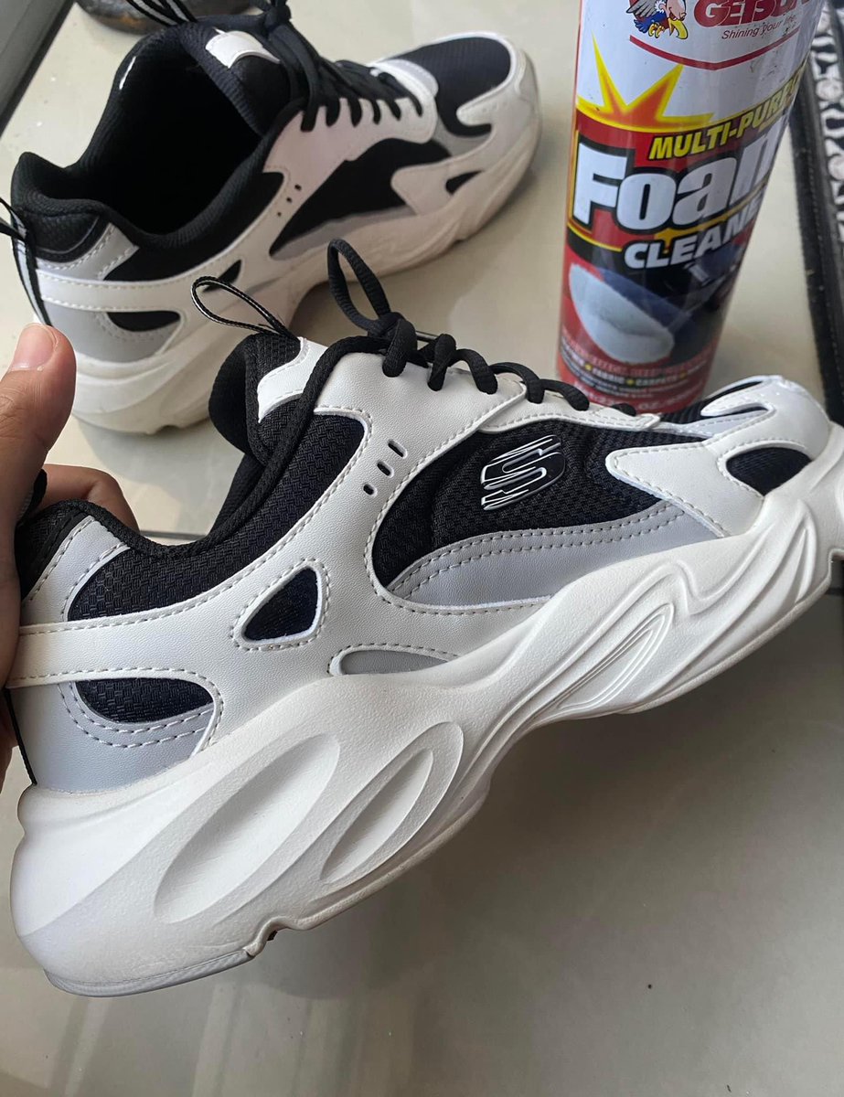 Adamherry_6's tweet photo. Zmn dh maju, tkyh susah2 basuh kasut rendam dlm air dah 😂😂 

Dah basuh kena jemur kat bawah panas lagi, makin cepat rosaklah kasut. Pakai je foam cleaner ni. Siap dapat berus sekali tau. Berbaloi. Dijamin bersih. Dah la bau wangi 👍🏻
Murah je beli kt sini https://t.co/nEFGMq1ZV0 https://t.co/g4HVYCnvqZ