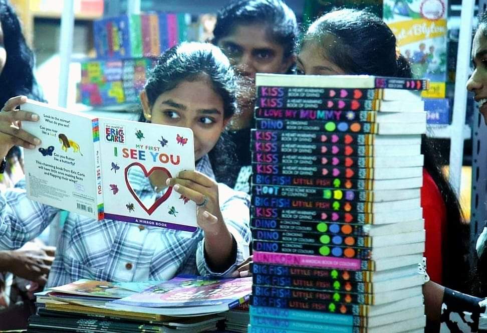 RihaabMowlana's tweet photo. @Dailymirror_SL photographer Nisal Baduge snapped this perfect moment at the Book Fair — caught her reading 'I See You' while the book does exactly that!
#PicturePerfectTiming #BookFairMagic https://t.co/r6KIfbzGXv