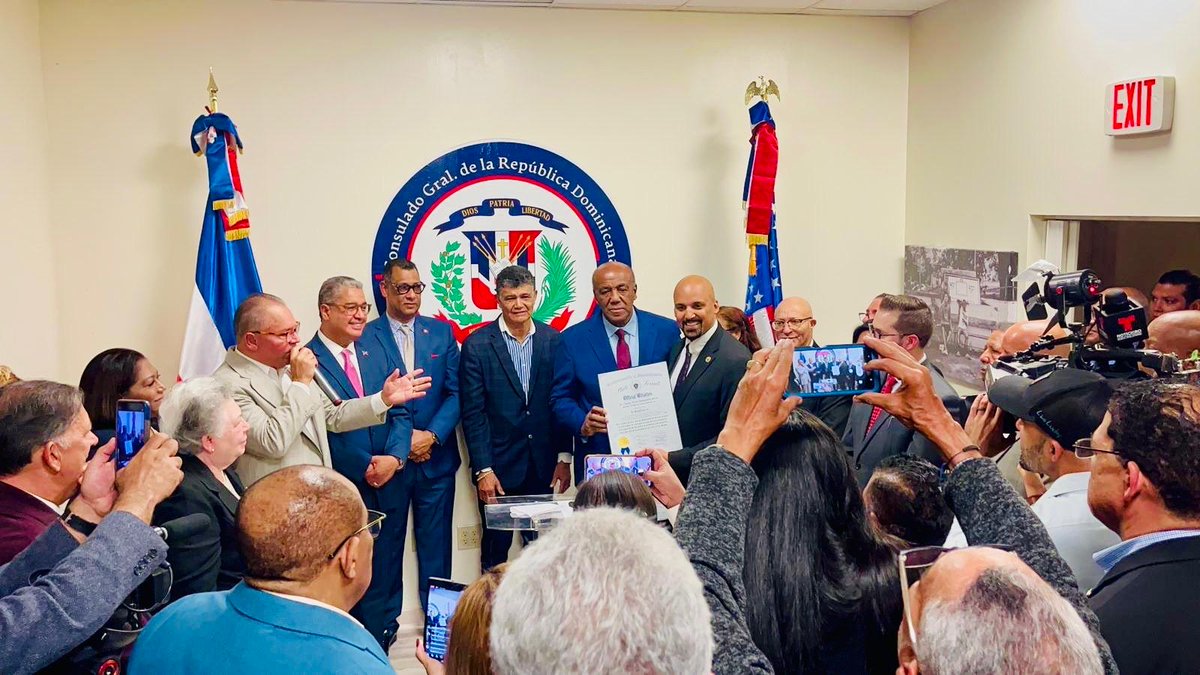 AntonioAlmonteR's tweet photo. Iniciamos una nueva etapa en el #ConsuladoRD en Boston, con el propósito de contribuir a una gestión pública de calidad que fomente y proteja los intereses de nuestra comunidad.

🔸¡Gracias, Pdte. @LuisAbinader, por la confianza! ¡Gracias, @RDenBoston, por el cálido recibimiento! https://t.co/VSYX2nSCWr
