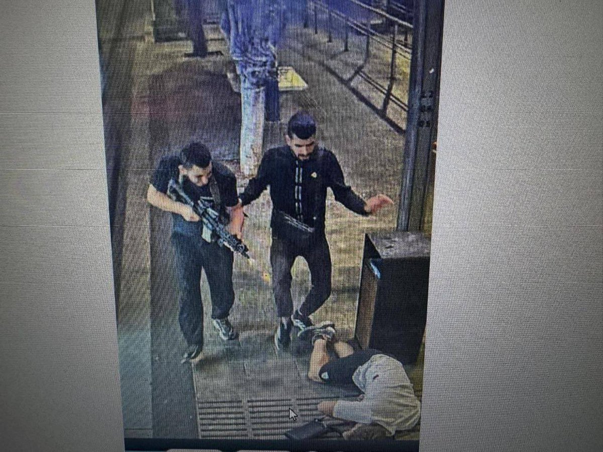 OliaOnX's tweet photo. Shooting attack in Tel Aviv!

• 3 murdered
• 3 injured in serious condition
• 4 wounded in moderate condition

One shooter is still at large. https://t.co/2jfvXfiD6B