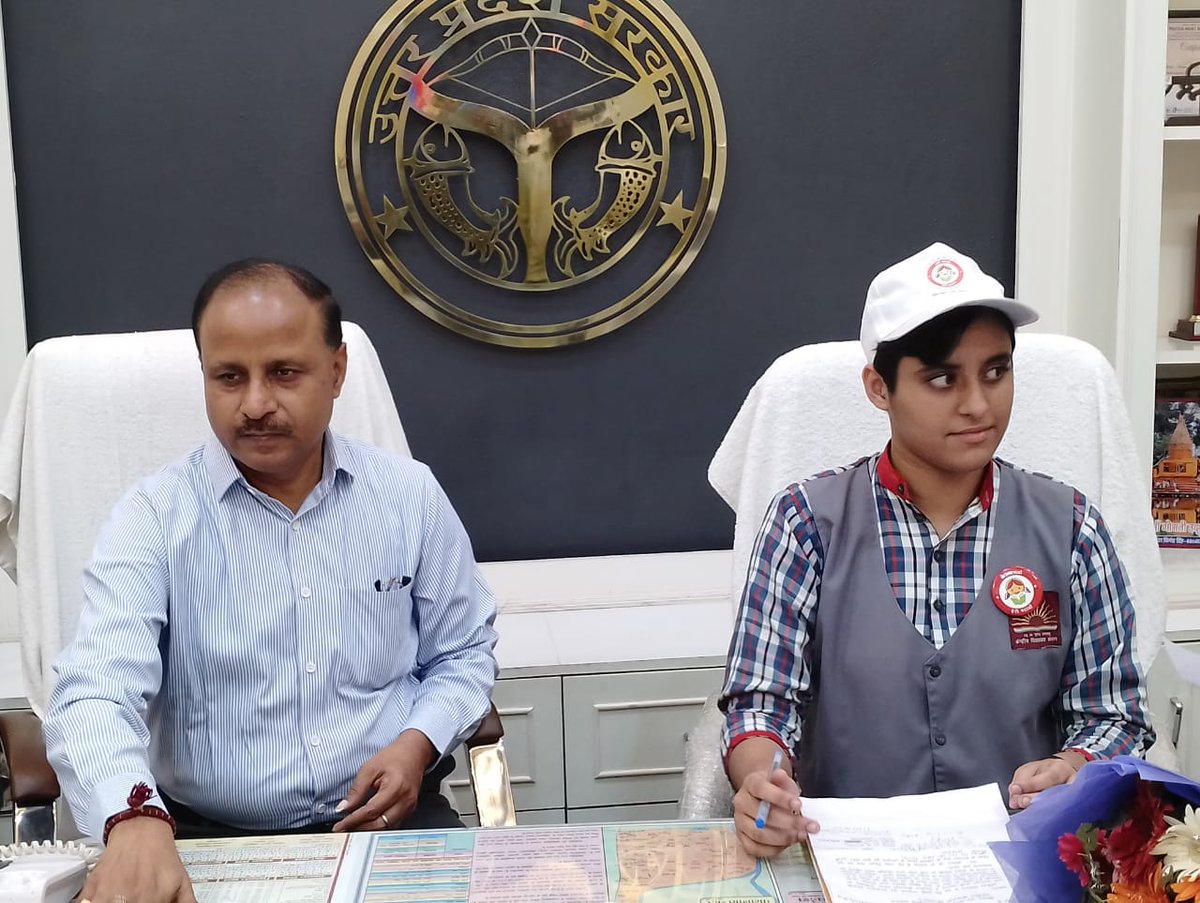 Dmpilibhit's tweet image. बेटी बचाओ बेटी पढ़ाओ योजनान्तर्गत आयोजित किया सांकेतिक भूमिका निर्वहन कार्यक्रम।

केंद्रीय विद्यालय की छात्रा बनी एक दिन की डीएम, फरियादियों की शिकायतों को सुना व किया निस्तारण एवं अपने दायित्वों का किया निर्वहन। @UPGovt @ChiefSecyUP @CommissionerBa1 @InfoDeptUP