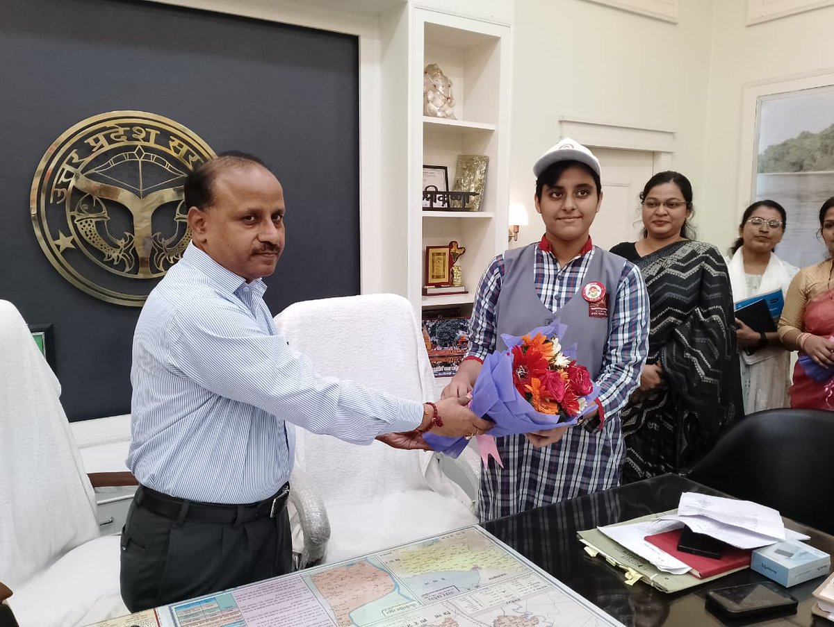 Dmpilibhit's tweet image. बेटी बचाओ बेटी पढ़ाओ योजनान्तर्गत आयोजित किया सांकेतिक भूमिका निर्वहन कार्यक्रम।

केंद्रीय विद्यालय की छात्रा बनी एक दिन की डीएम, फरियादियों की शिकायतों को सुना व किया निस्तारण एवं अपने दायित्वों का किया निर्वहन। @UPGovt @ChiefSecyUP @CommissionerBa1 @InfoDeptUP