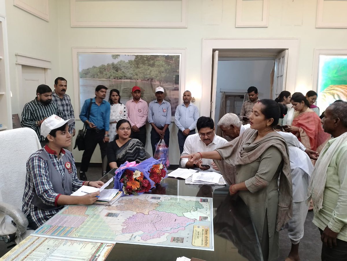 Dmpilibhit's tweet image. बेटी बचाओ बेटी पढ़ाओ योजनान्तर्गत आयोजित किया सांकेतिक भूमिका निर्वहन कार्यक्रम।

केंद्रीय विद्यालय की छात्रा बनी एक दिन की डीएम, फरियादियों की शिकायतों को सुना व किया निस्तारण एवं अपने दायित्वों का किया निर्वहन। @UPGovt @ChiefSecyUP @CommissionerBa1 @InfoDeptUP