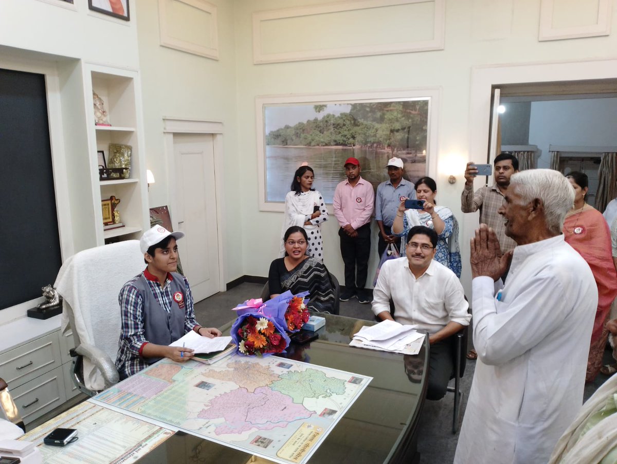 Dmpilibhit's tweet image. बेटी बचाओ बेटी पढ़ाओ योजनान्तर्गत आयोजित किया सांकेतिक भूमिका निर्वहन कार्यक्रम।

केंद्रीय विद्यालय की छात्रा बनी एक दिन की डीएम, फरियादियों की शिकायतों को सुना व किया निस्तारण एवं अपने दायित्वों का किया निर्वहन। @UPGovt @ChiefSecyUP @CommissionerBa1 @InfoDeptUP