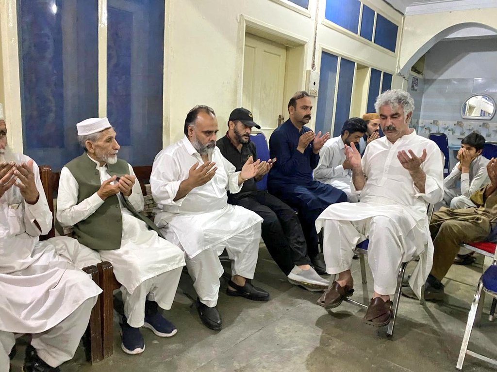 QasimAliShah81's tweet photo. صوبائی وزیر سید قاسم علی شاہ ممبر صوبائی اسمبلی میاں شرافت علی سے انکے والد کی وفات پر تعزیت کرتے ہوئے۔
#PTI #SQAS #PK81 https://t.co/sKyQGlIHzF