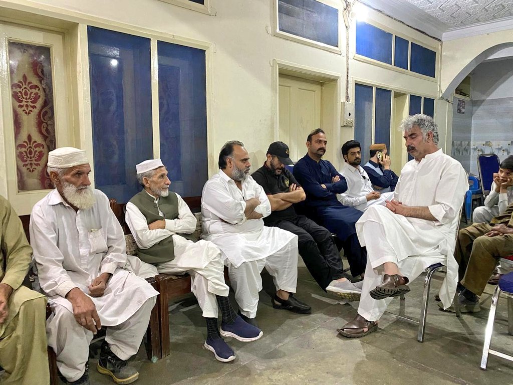 QasimAliShah81's tweet photo. صوبائی وزیر سید قاسم علی شاہ ممبر صوبائی اسمبلی میاں شرافت علی سے انکے والد کی وفات پر تعزیت کرتے ہوئے۔
#PTI #SQAS #PK81 https://t.co/sKyQGlIHzF