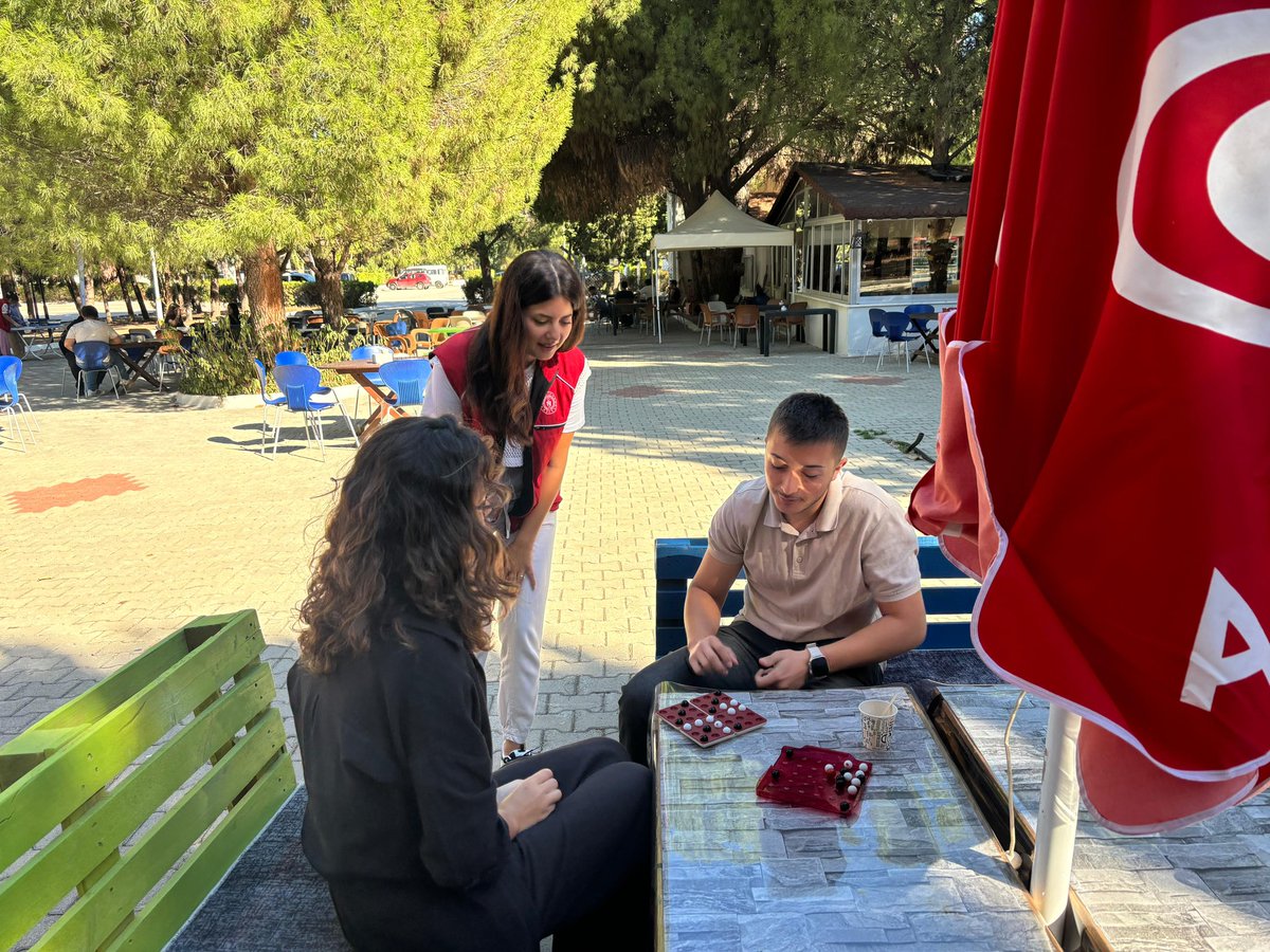 GSB_MilasGM's tweet photo. 🎉  Veteriner Fakültesi'nde gençlik merkezi olarak standımızı açtık🐾 Gençlerimizle buluşarak, faaliyetlerimiz hakkında bilgi verip, çeşitli akıl ve zeka oyunlarımızı oynadık. 🌟 https://t.co/gamSwSTcWH