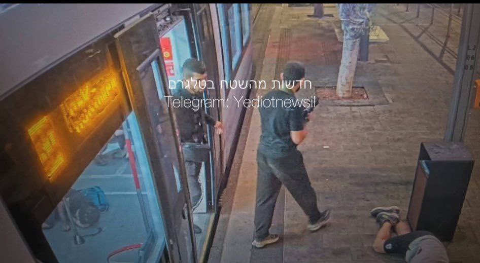 عملية فدائية مستمرة في تل أبيب؛ نزل المقاومون من القطار الخفيف وشرعو بإطلاق النار في كل مكان وهم يلبسون زي الجيش الإسرائيلي، القتلى في الشوارع على الطرقات، ستة قتلى وعشرات الإصابات! يا قوة الله يا بركة السلاح ويا عزة الرجال!هذه كذا بركات الفاتح من اكتوبر الي لسة ما شفنا منها اشي!