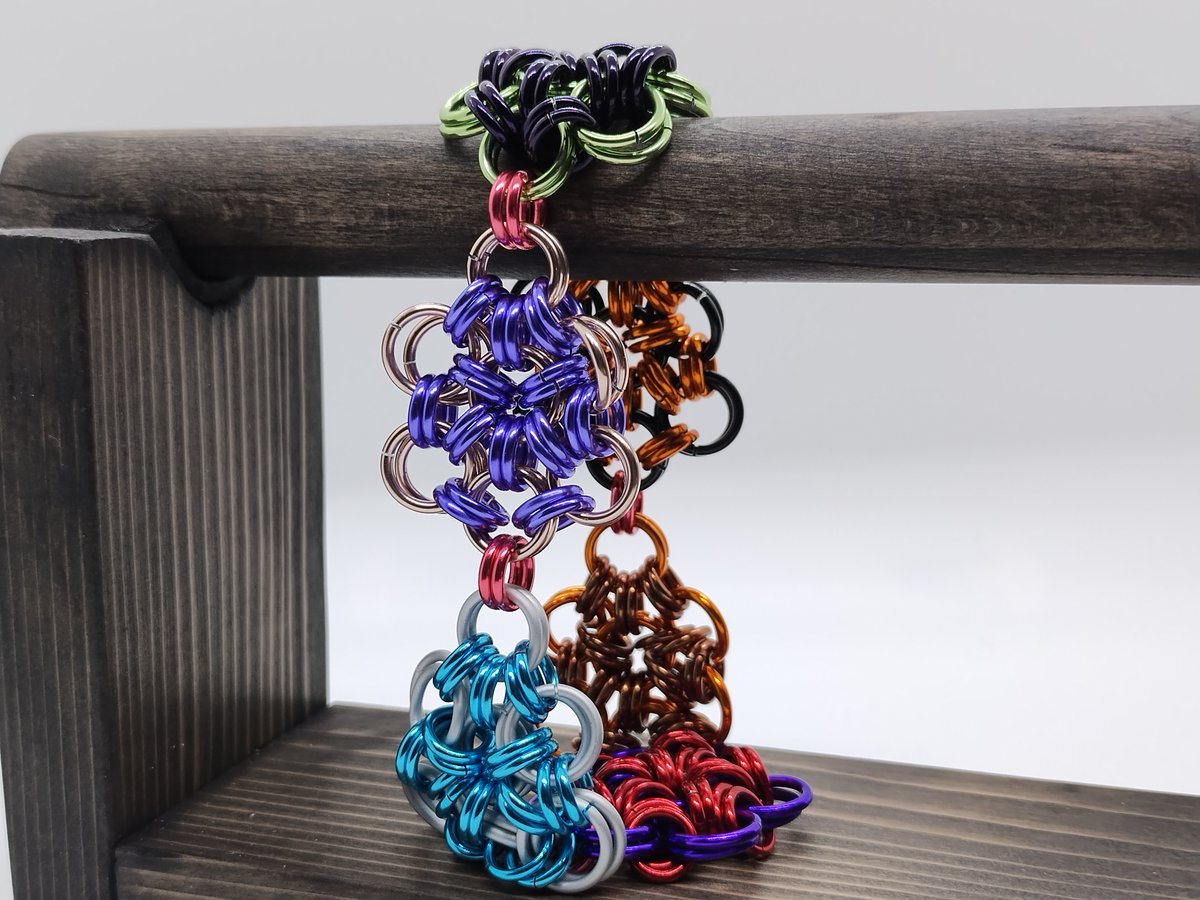 MidwayAesthetic's tweet photo. I put them all together in a bracelet, but getting a lobster claw on there makes connecting them a pain; but the alternative makes it difficult to equip. I may change it to some kind of bag accessory. #Azurart #IceyCanvas #artsandstabs #drawimmy #shibiart #stronarts #chainmail https://t.co/nDEkPpvSj2