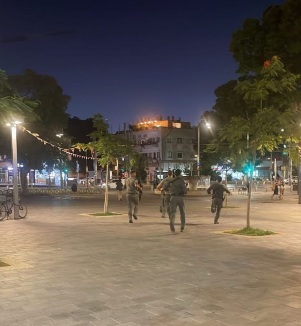 Полиция Израиля сообщает о стрельбе в арабском районе Тель-Авива

По предварительным данным, пострадали по меньшей мере 10 человек. Отмечается, что стрельба произошла на трамвайной остановке.

UPD: Оба террориста, открывшие стрельбу в районе Яффо… t2p.pw/iIGmbAdSwE