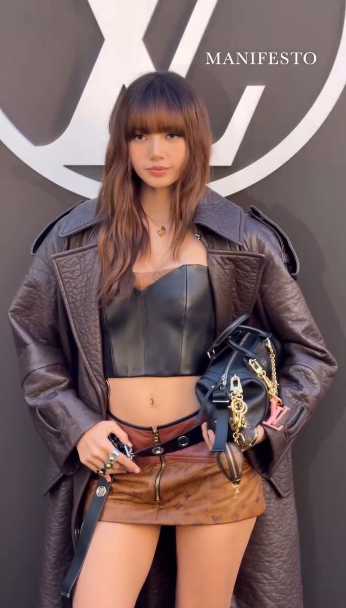 kchartsmaster's tweet photo. LISA for Louis Vuitton at Paris Fashion Week. https://t.co/IlSWYttrMH