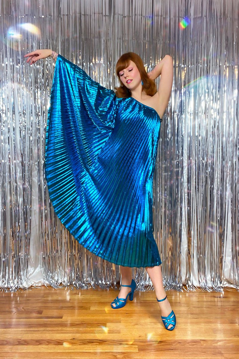 DaisyJonesShop's tweet photo. Get ready to sparkle, babe! ✨ The Electric Blue Metallic Caftan is the perfect party dress and it’s just been marked down! With NYE right around the corner, this shimmering stunner will have you dazzling all night long. 💙🎉 
https://t.co/DhhCTCEU6L https://t.co/l08YC1HG7I