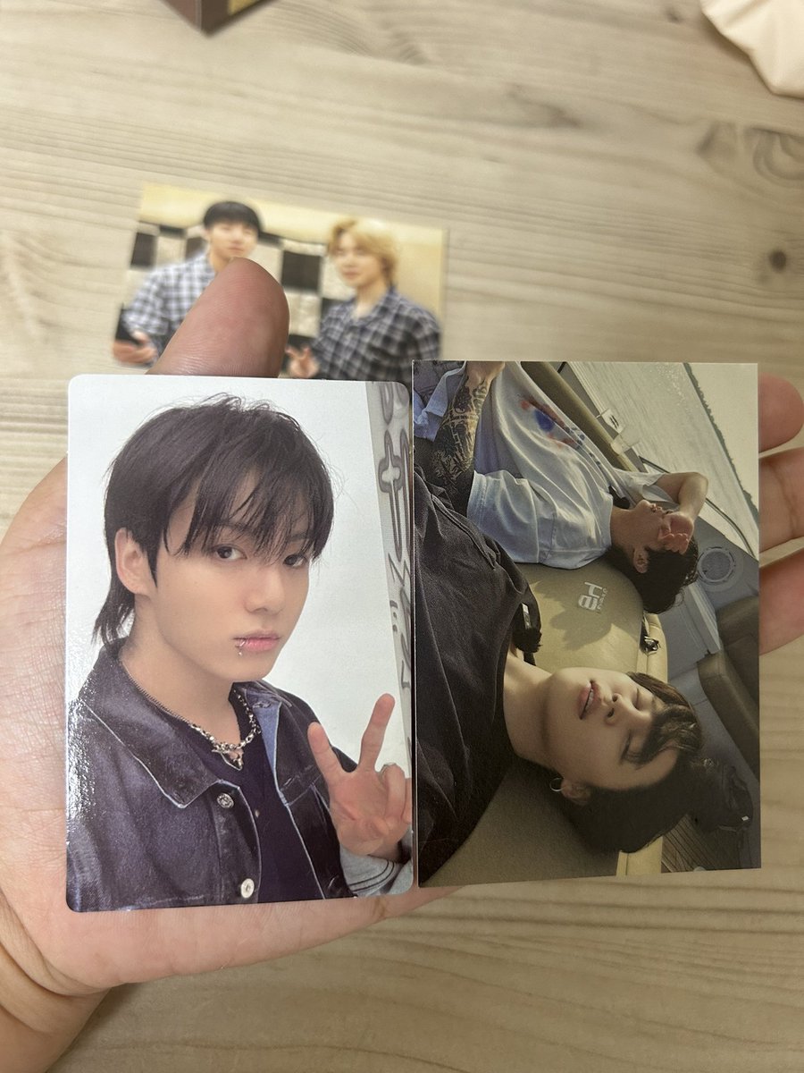 912daze's tweet photo. Size comparison of the Are You Sure?! Photobook "PC-sized postcard" with an actual album photocard! 🥺

The AYS ones are just ever so slightly larger than normal album pc. 

cr. @millionstars97 https://t.co/0AVZC4TgkQ