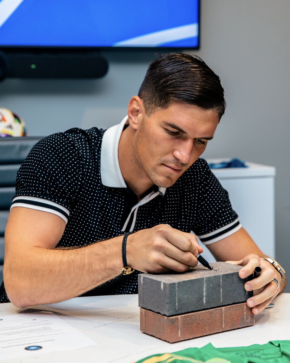 All in all it's just another brick in the wall (but this one's 𝒔𝒊𝒈𝒏𝒆𝒅) 😏🧱

Like + RT for a chance to win a signed brick from Kristijan Kahlina!