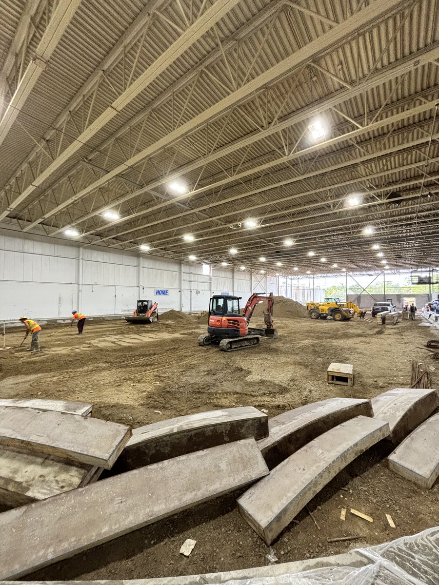 Things are progressing exceptionally well in the @cityofcambridge, at Preston Auditorium. 🥅🏒⛸️