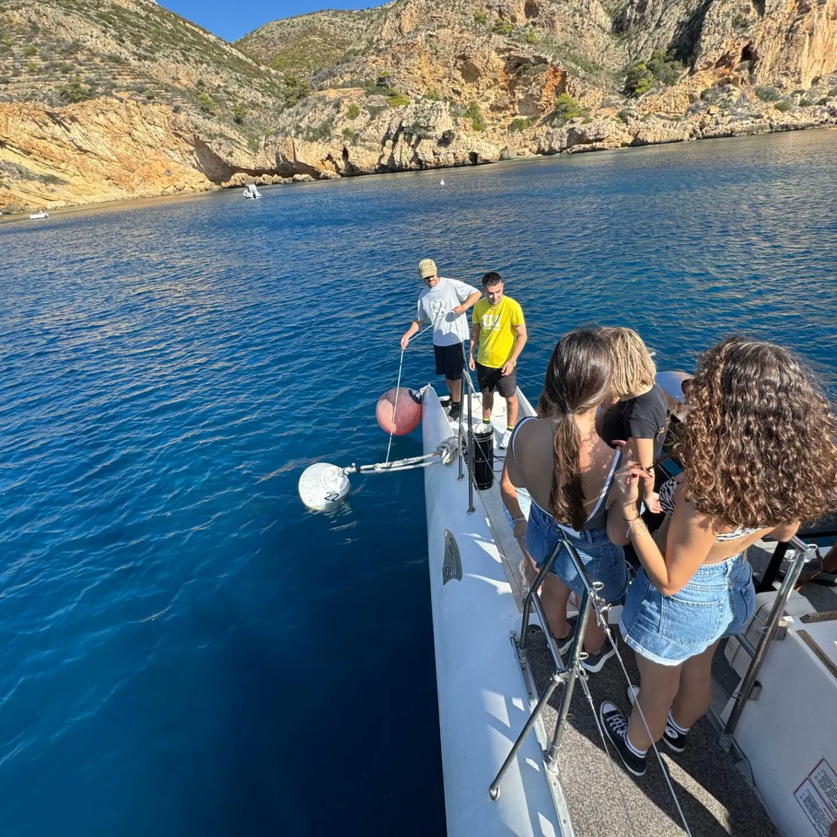 MarLabUADenia's tweet photo. Empieza el curso! La semana pasada realizamos la 1a de las salidas #Ecología de #CCMAR de la @ua_universidad en la costa de #Dénia y #Jávea. A bordo de @mundomarino_catamaranes, los alumnos aprendieron el manejo de: redes, #CTD, #sonarbarridolateral, #botellaniskin, etc. https://t.co/M5F07Niau8