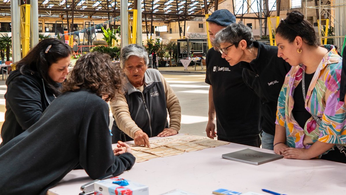 MVDParticipa's tweet photo. 🏘️ Jornada abierta de digitalización en el barrio Mercado Modelo 📷
#MVDLAB y el @cdfmontevideo recibieron fotografías y archivos personales para preservar la historia y memoria del barrio.
Gracias a todos los que se acercaron a compartir sus recuerdos.
#MontevideoParticipa ✋🏼 https://t.co/jTqJzV2GMV