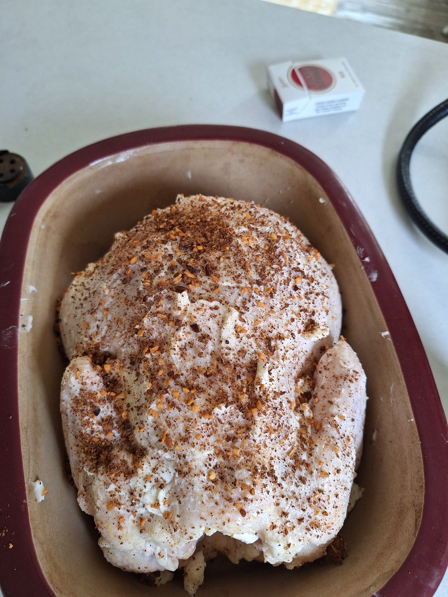 sines44047's tweet photo. @MophiaLVR the start of my soup...I'm roasting the chicken because I just found whole chickens for .99 cents a pound so I bought 8 of them🤣🤣🤣❤️❤️❤️❤️#GOINGALLOUT https://t.co/9LOXVZlpUQ
