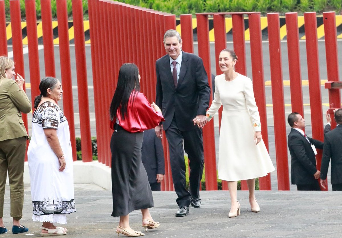 LizSanchezSM's tweet photo. Tuve el gran honor de ser parte de la comitiva de mujeres que recibió a la Presidenta @Claudiashein en el recinto legislativo de San Lázaro. 

Me siento muy feliz de representar a todas las poblanas, este es un gran día para nosotras 💜✨️ #PueblaEnElCorazón 

#ClaudiaesPatria #ClaudiaPresidenta