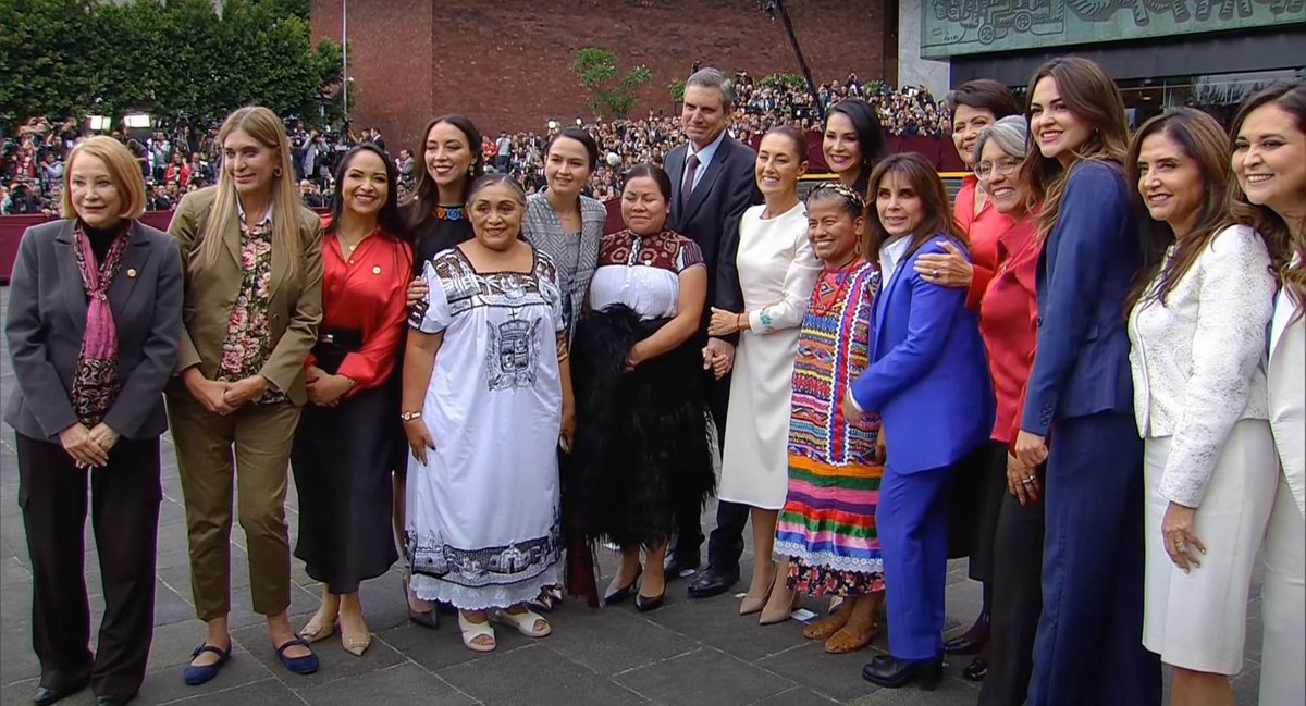 LizSanchezSM's tweet photo. Tuve el gran honor de ser parte de la comitiva de mujeres que recibió a la Presidenta @Claudiashein en el recinto legislativo de San Lázaro. 

Me siento muy feliz de representar a todas las poblanas, este es un gran día para nosotras 💜✨️ #PueblaEnElCorazón 

#ClaudiaesPatria #ClaudiaPresidenta