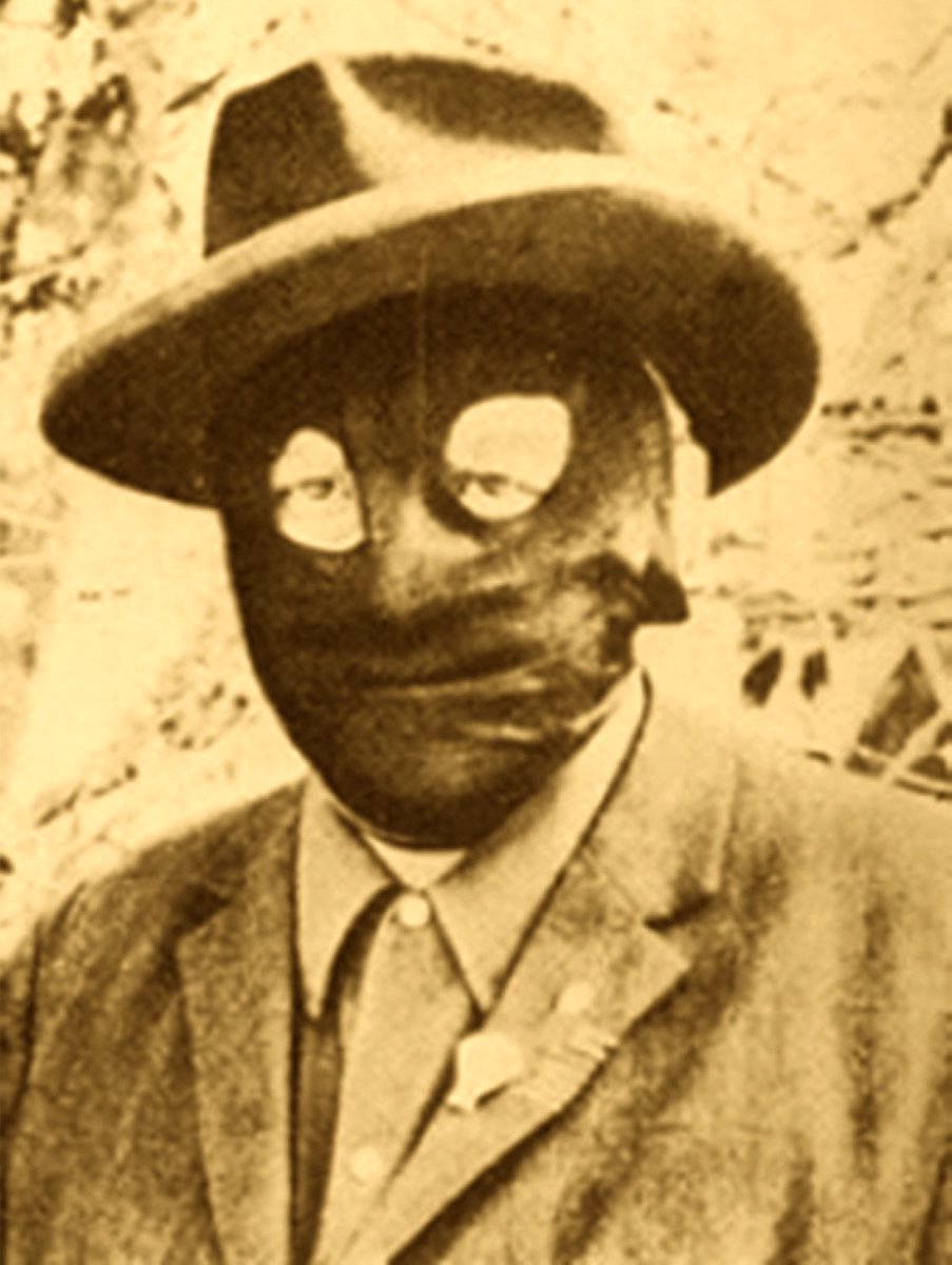 paroles_la's tweet photo. 1940. Un menuisier. Qui, capturé au front, s'évade. Revenu en Normandie, il creuse une immense planque sous sa maison. Puis monte le maquis des "diables noirs" qui,cagoulés, sèment la terreur chez l'ennemi à coups d'attaques et de sabotages. Déporté, il survivra. Raoul Boulanger. https://t.co/D2ioBwybPZ