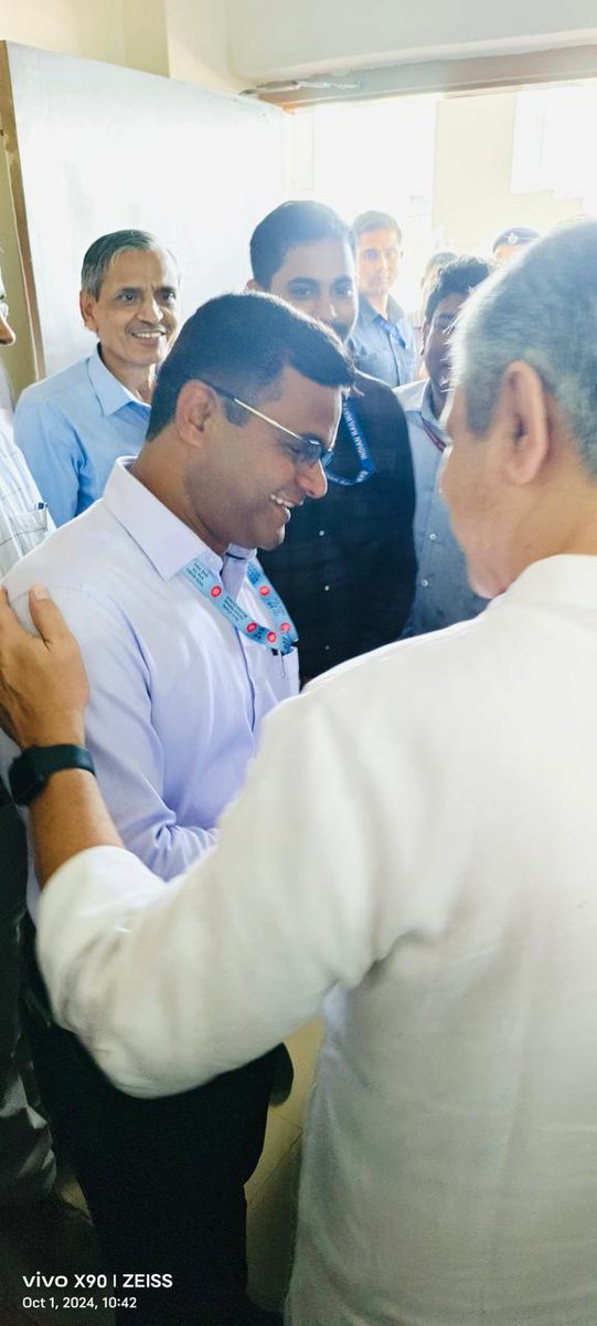 Divl. Secy. of CREA Mumbai Divn. Er. V.K. Shukla, interacted with Hon'ble MR Er <a href="/AshwiniVaishnaw/">Ashwini Vaishnaw</a> Ji  during the later's visit to Mumbai NCC Coaching Depot. Memorandum submitted for allotting Group B Gaz/NG status to JE/SSEs of <a href="/RailMinIndia/">Ministry of Railways</a>.
#JusticeForRly_JE_SSE