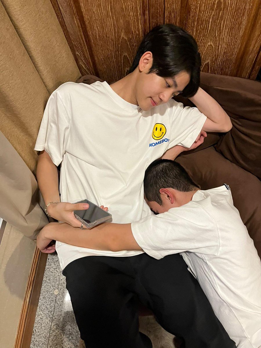 almondsleepalltime tweet media