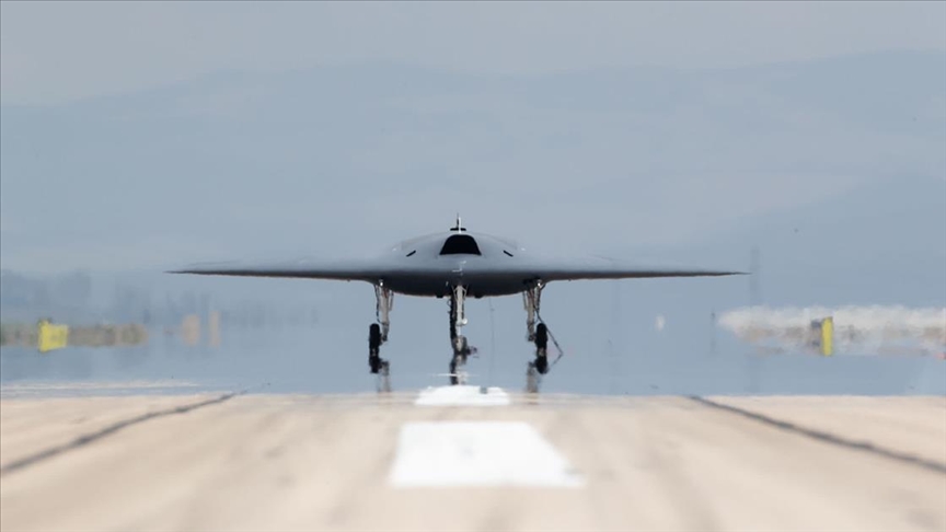TurkishCentury's tweet photo. ✈️ WATCH Türkiye's #stealth unmanned bomber #Anka3 lead a formation flight with manned #Hurjet & #Hurkus aircraft. 🇹🇷 https://t.co/LffbefR9Xz