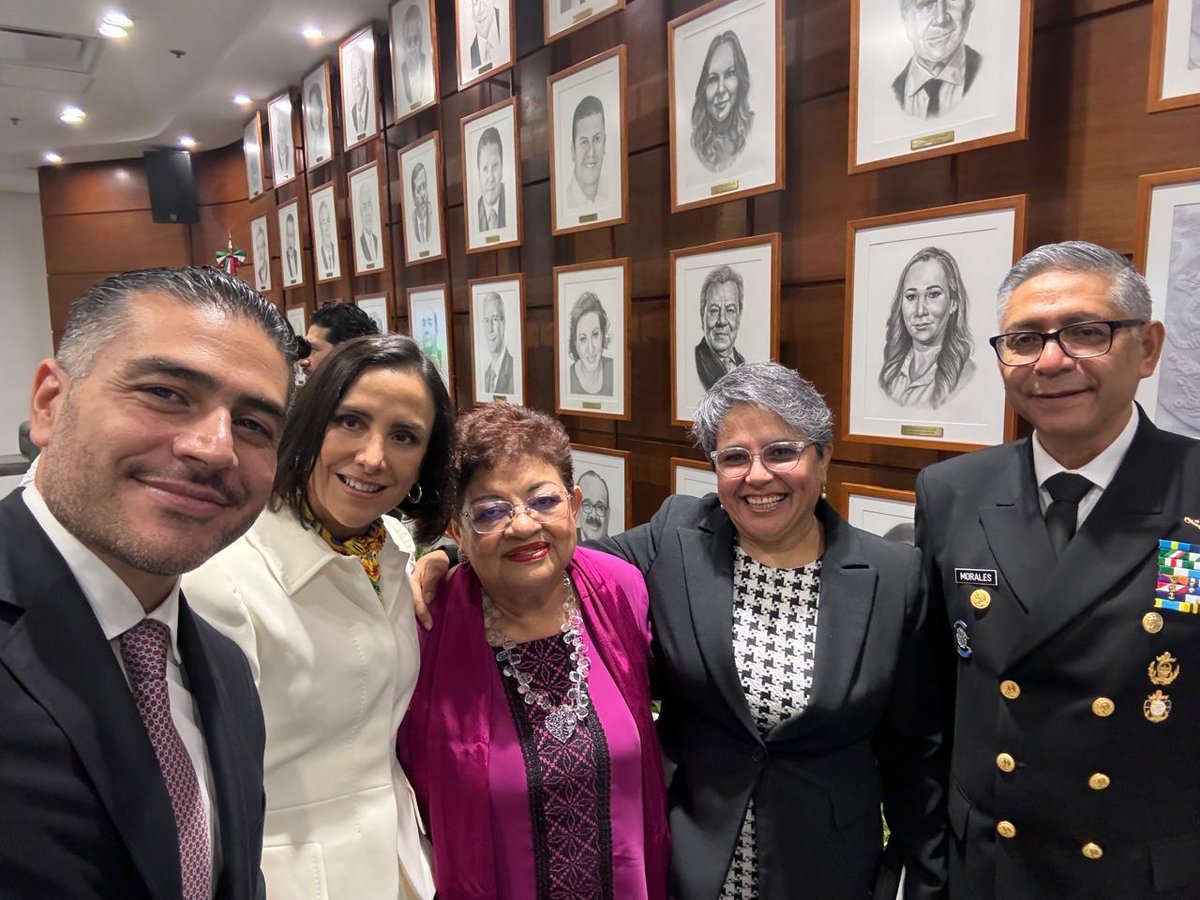 LuzElena_GE's tweet photo. Con mucha emoción, acompañamos en el Congreso a la Dra. @Claudiashein en su #TomaDeProtesta como Presidenta de México. Es un día histórico para nuestra nación.

#ClaudiaPrimeraPresidenta https://t.co/I95Ri5Ydud