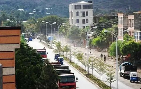 #NewsAlert 
የትግራይ ታጣቂዎች ዛሬ ራያ አላማጣ ከተማ ውስጥ ሕዝብ በተሰበሰበበት ቦታ ላይ በከፈቱት ተኩስ ኹለት ወጣቶችን ገድለው፣ ሌሎች 11 ሰላማዊ ሰዎችን ማቁሰላቸውን ዋዜማ ሰምታለች። ታጣቂዎቹ እሩምታ ተኩስ የከፈቱት፣ በከተማዋ ቀበሌ 03 ምድረ