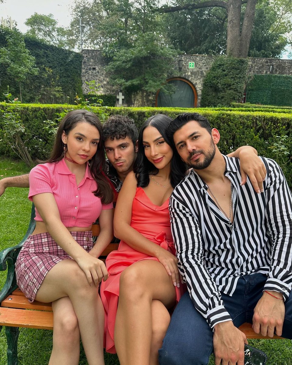 FamChamorro's tweet photo. Faltan 20 días para el estreno de @papasporconven
Donde conoceremos a la encantadora y hermosa familia Chamorro
#PapásPorConvenencia #MiguelMartinez #MariaChacon #JoaquinBondoni #MariaPerroni https://t.co/xGj48nzYZe