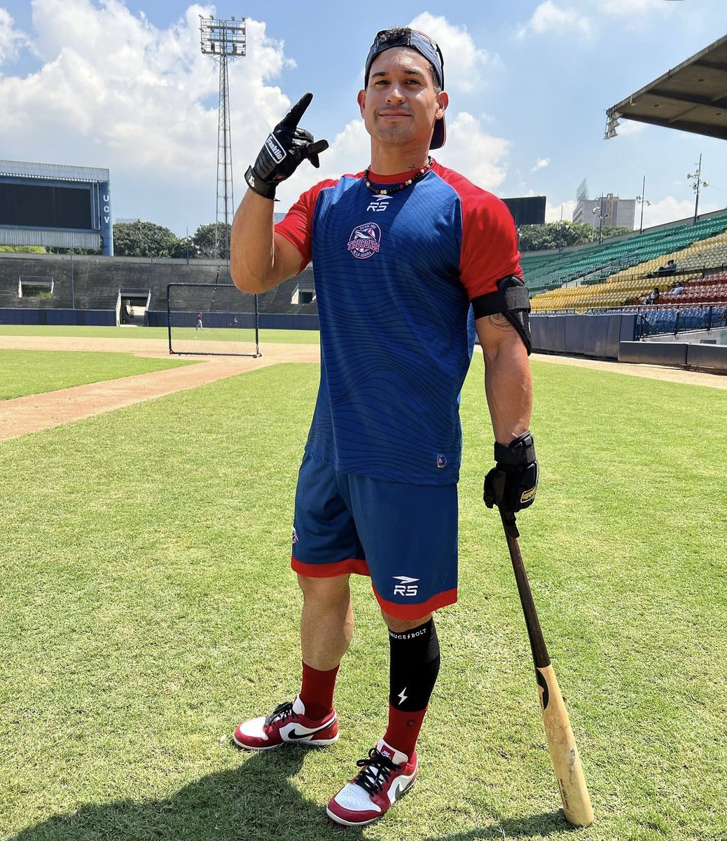 TiburonesReport's tweet photo. KAKI EN LA CASA! 🔥🦈🥁

Vamooos @barreto0227 🔪🍰

📸: Deportes Canal I.
#TiburonesReport https://t.co/ZkSR5zNzL4