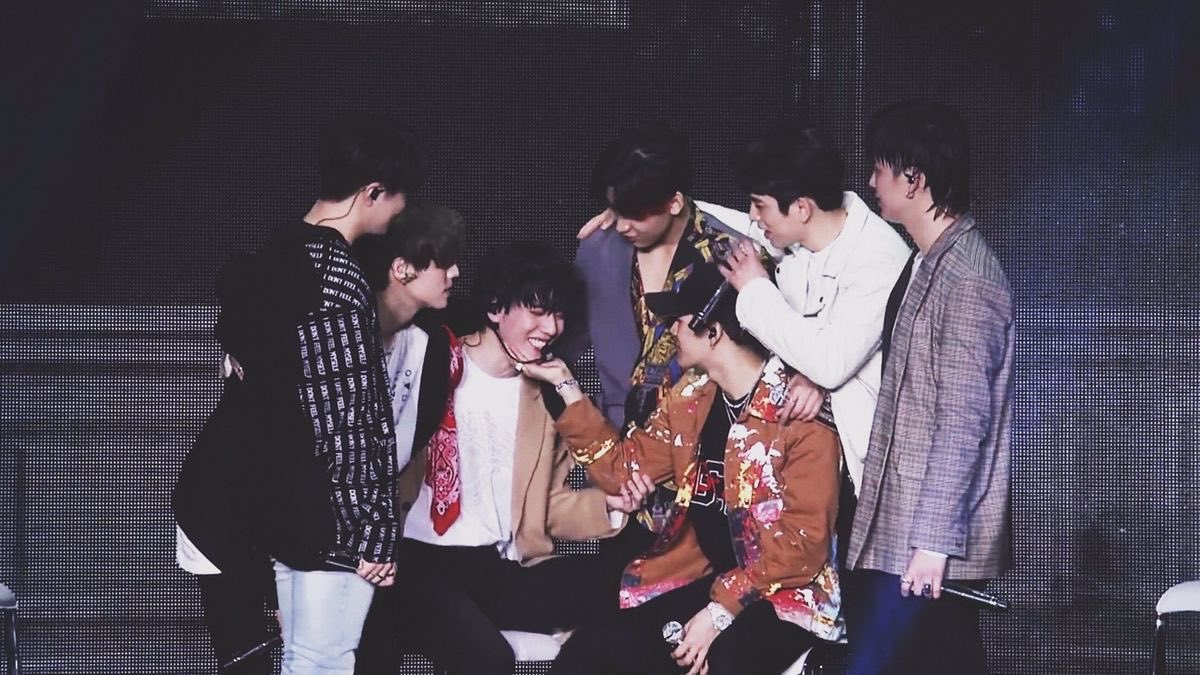 _jupitersmoon_'s tweet photo. Jackson reaching out for Bambam in public makes me feel so soft. I knew GOT7 members got each other. But when you see how they support each other in secret and in the open, I feel a huge relief. https://t.co/EOOCRTYARV