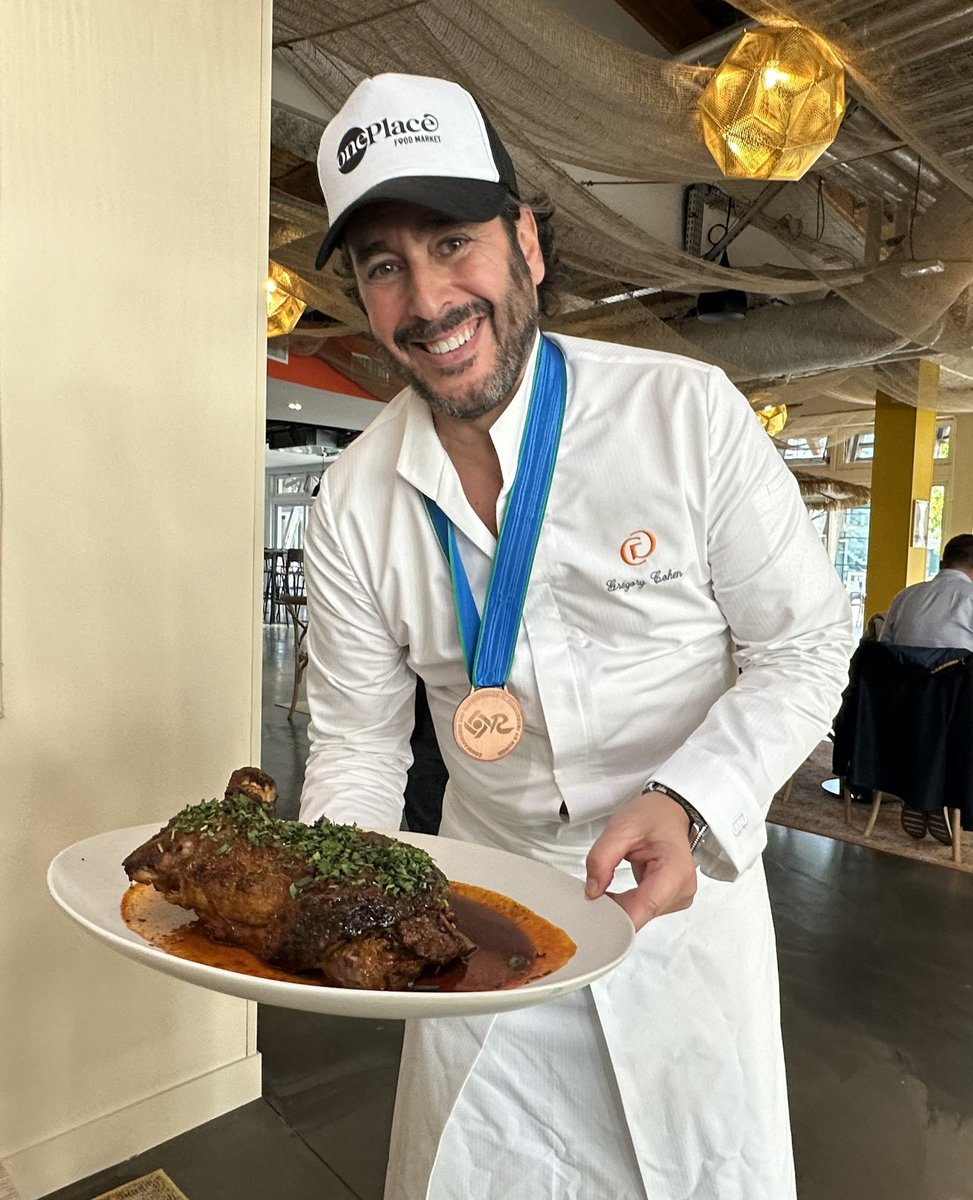 MikoAlain's tweet photo. Belle intronisation à la commanderie gastronomes de @marchederungis du chef @GregoryCohenoff dans son nouveau #foodcourt de Rungis #oneplace 👍Partageons la valeur du bon et du bien manger 😋 https://t.co/roMk0Nju7X