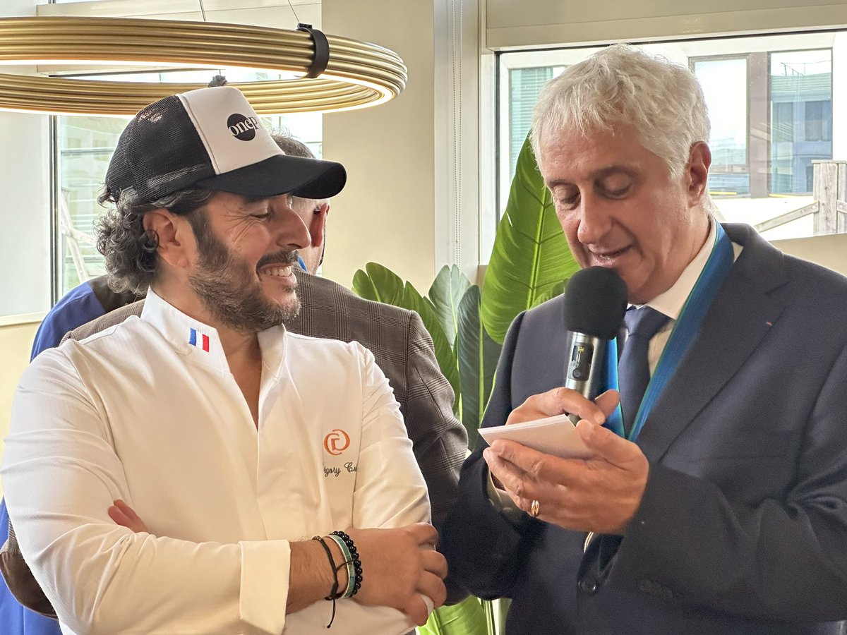 MikoAlain's tweet photo. Belle intronisation à la commanderie gastronomes de @marchederungis du chef @GregoryCohenoff dans son nouveau #foodcourt de Rungis #oneplace 👍Partageons la valeur du bon et du bien manger 😋 https://t.co/roMk0Nju7X